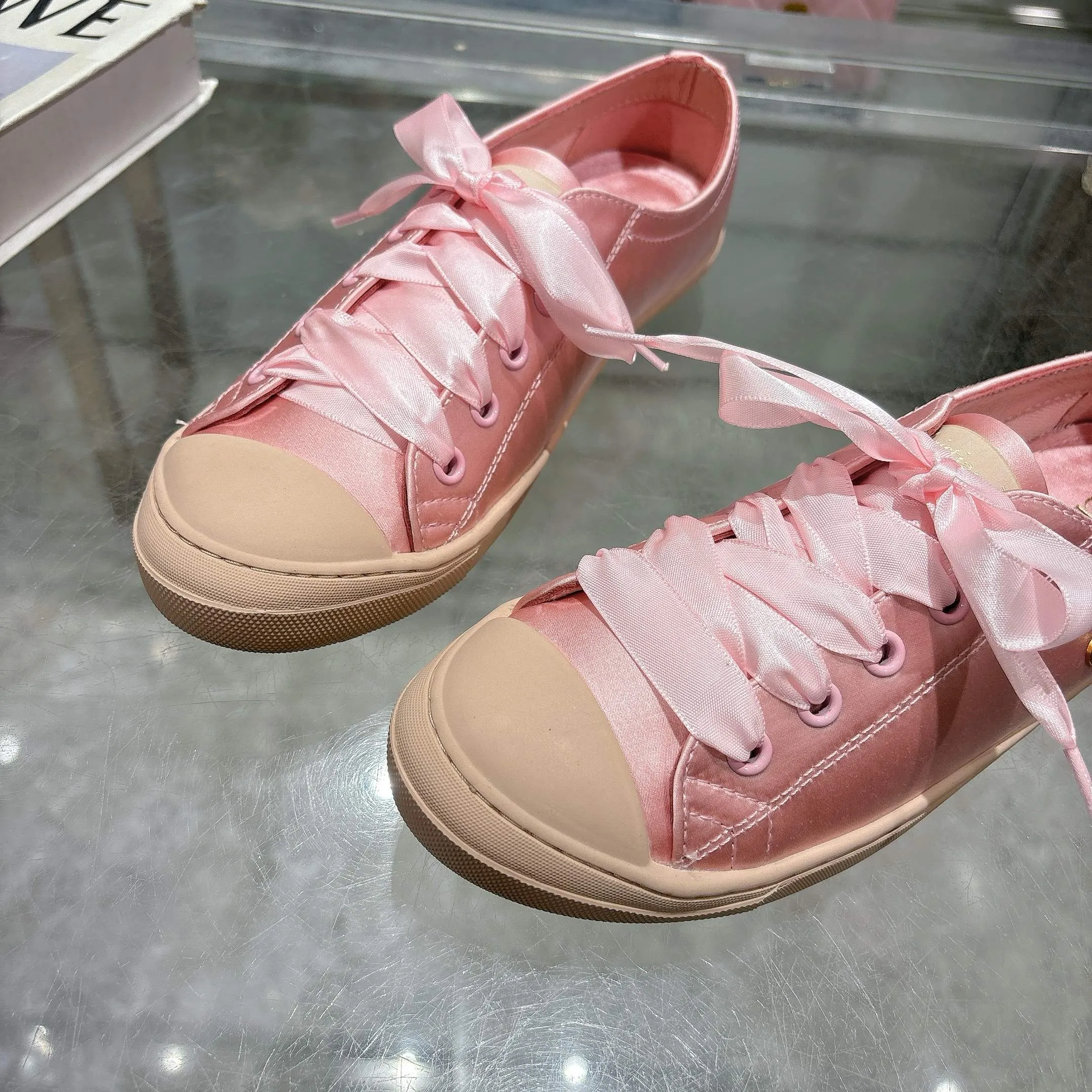 👟👟Ex-factory price 440👟👟 Dior ballet-style casual shoes, the same style as celebrities, satin fabric, breathable mesh lining, sheepskin for feet, wear-resistant rubber sole, size 35-40.